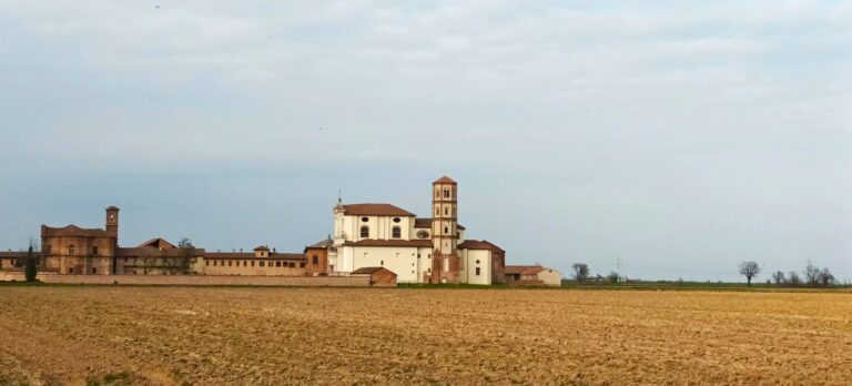 L'abbaye de Lucedio est un ancien monastère. Elle est fondéeà Lucedio, près de Trino dans la province de Vercelli.