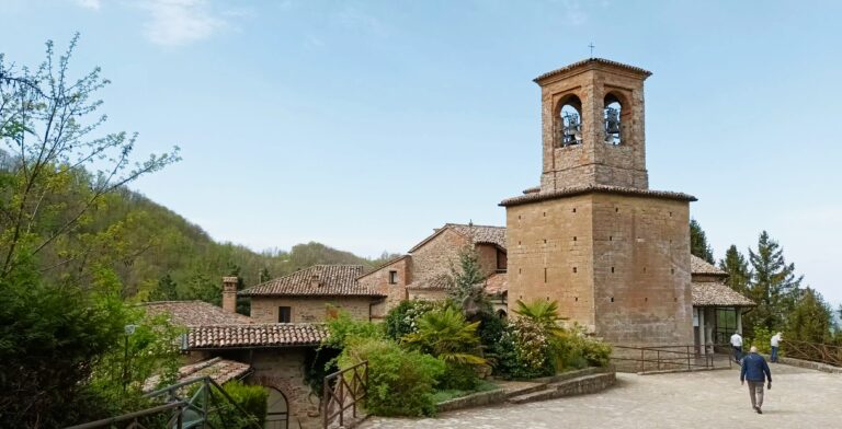 Fondée au XIe siècle par un ermite bénédictin du nom d’Albert, l'Ermitage de Saint-Albert de Butrio est perché à plus de 600 mètres en Lombardie en Italie