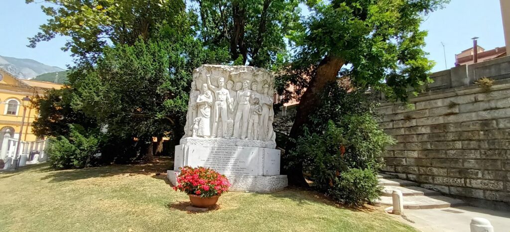La statue de la piazza Gramsci à voir lors de sa visite à Carrare
