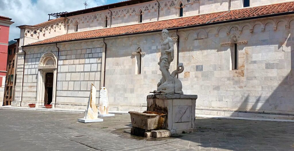 La Fontaine du Géant sur la place de la cathédrale à voir à Carrare