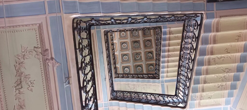 L'escalier du musée témoin de l'art du marbre à Carrare.