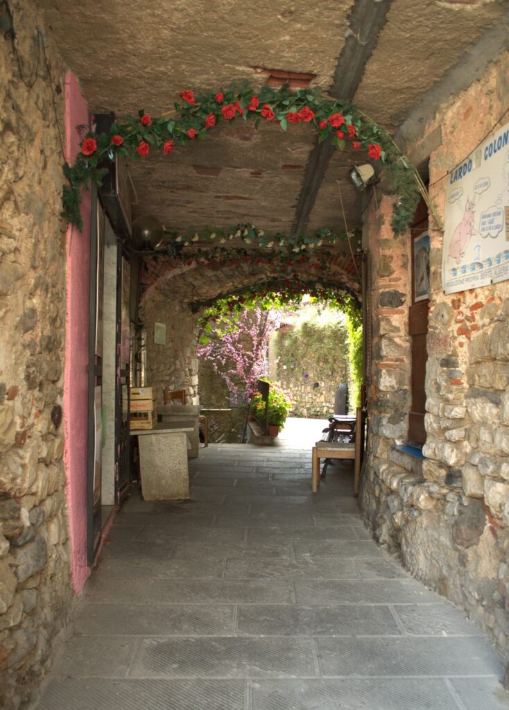 Rue pittoresque de Colonnata, village dans les carrières de marbre de Carrare