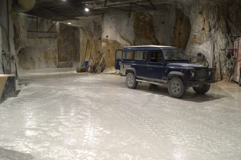Une carrière de marbre souterraine Parc Régional visible dans le parc régional des Alpes Apuanes en Italie
