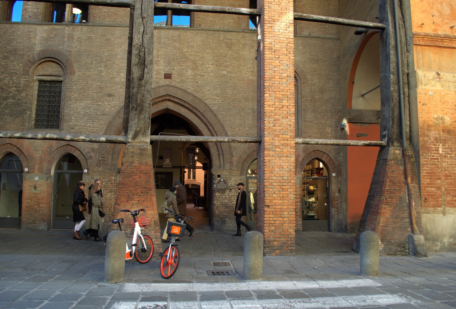 À Casa Isolani, l'élégance rencontre l'histoire sur la Piazza San Stefano en Italie. Une résidence empreinte de charme au cœur de Bologne, où le raffinement architectural rencontre l'effervescence de l'une des plus belles places de la ville.