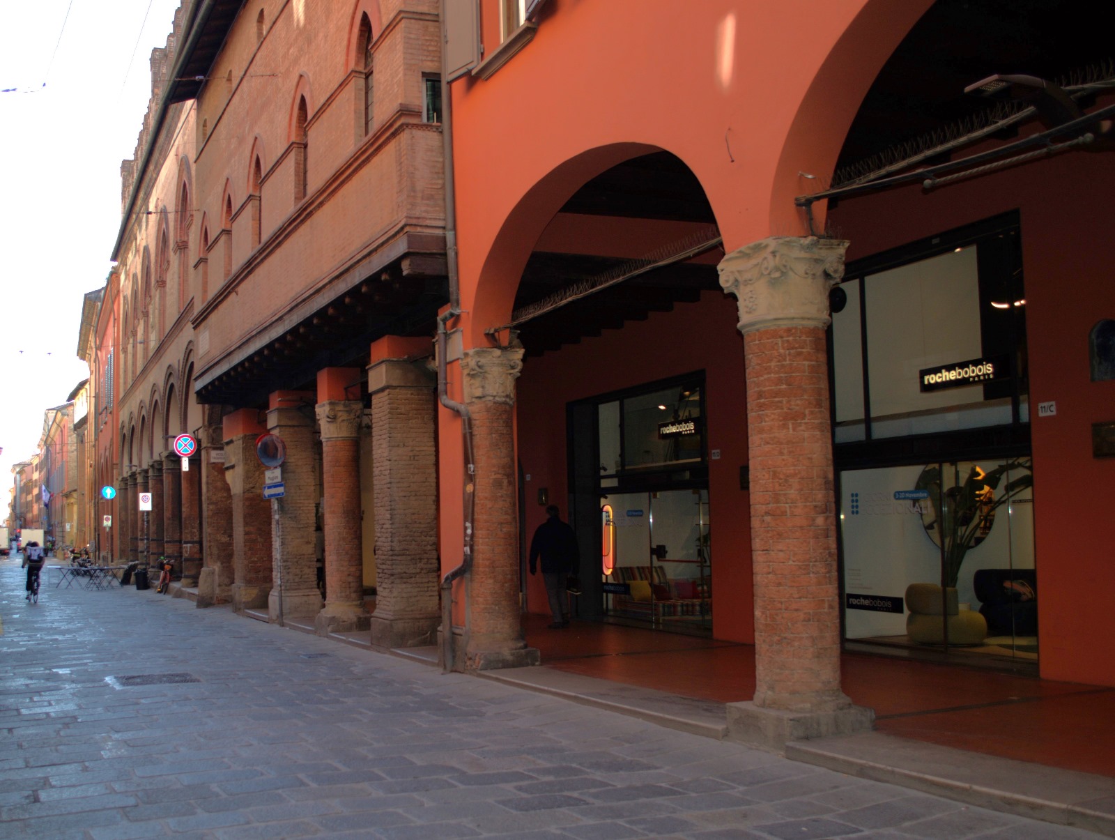 Explorez les ruelles pavées, où chaque habitation raconte une histoire séculaire, faisant de Bologne un véritable musée à ciel ouvert.