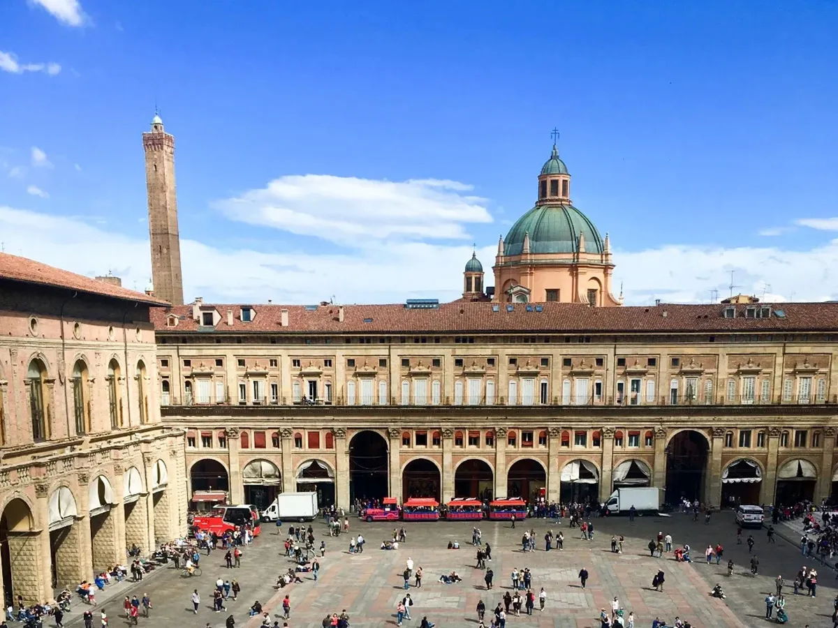 La Piazza Maggiore, avec sa fontaine de Neptune et son palais communal, constitue le cœur historique de la ville, où l'atmosphère animée et l'art captivent chaque visiteur.