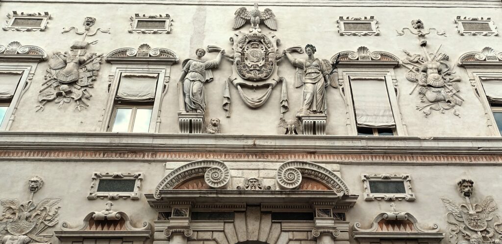 Visiter Ferrare et découvrir la façade du Palais Bentivoglio