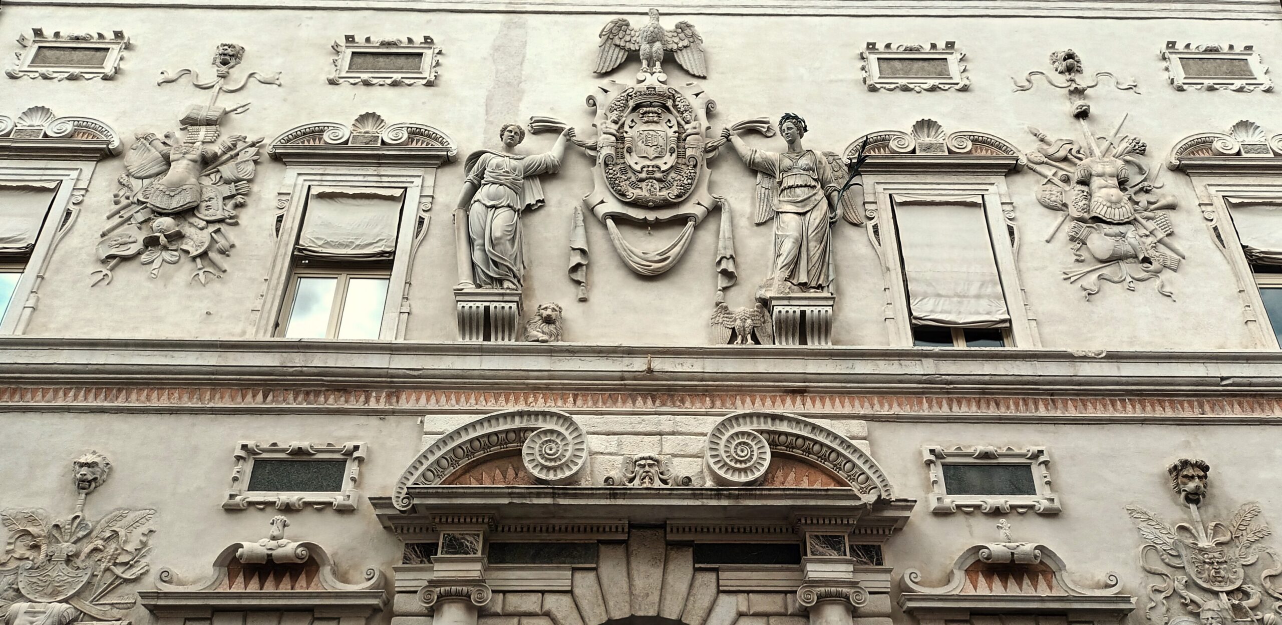 Visiter Ferrare et découvrir la façade du Palais Bentivoglio