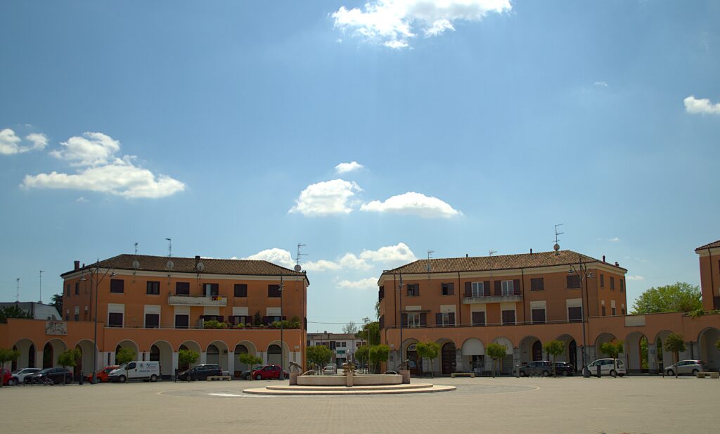 Vue sur la Place de la République à Tresigallo