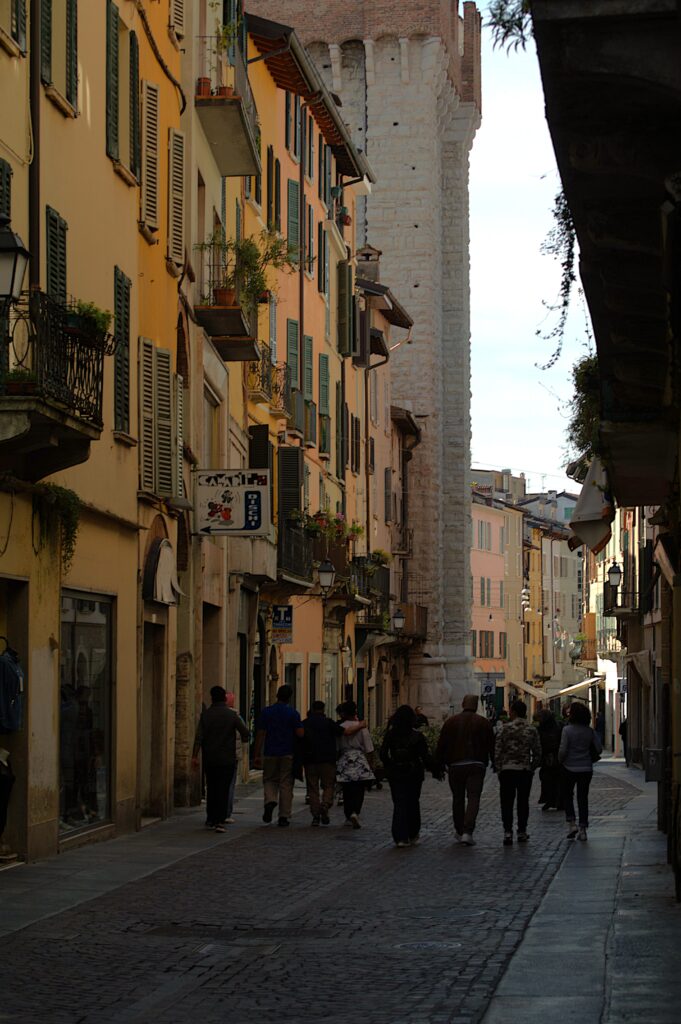 Corso Mameli avec une vue de la Torre della Pallata à Brescia