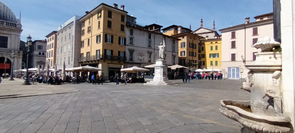 Vue sur la Piazza della Loggi, une place à visiter à Brescia