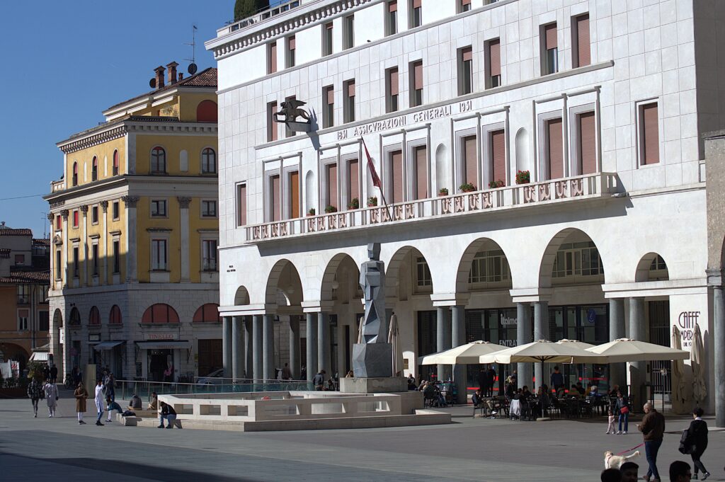 Piazza della Vittoria vue du coté des arcades