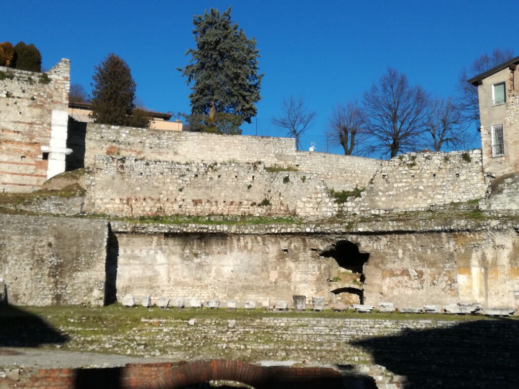 Vue sur le théatre du parc archéologique de Brescia