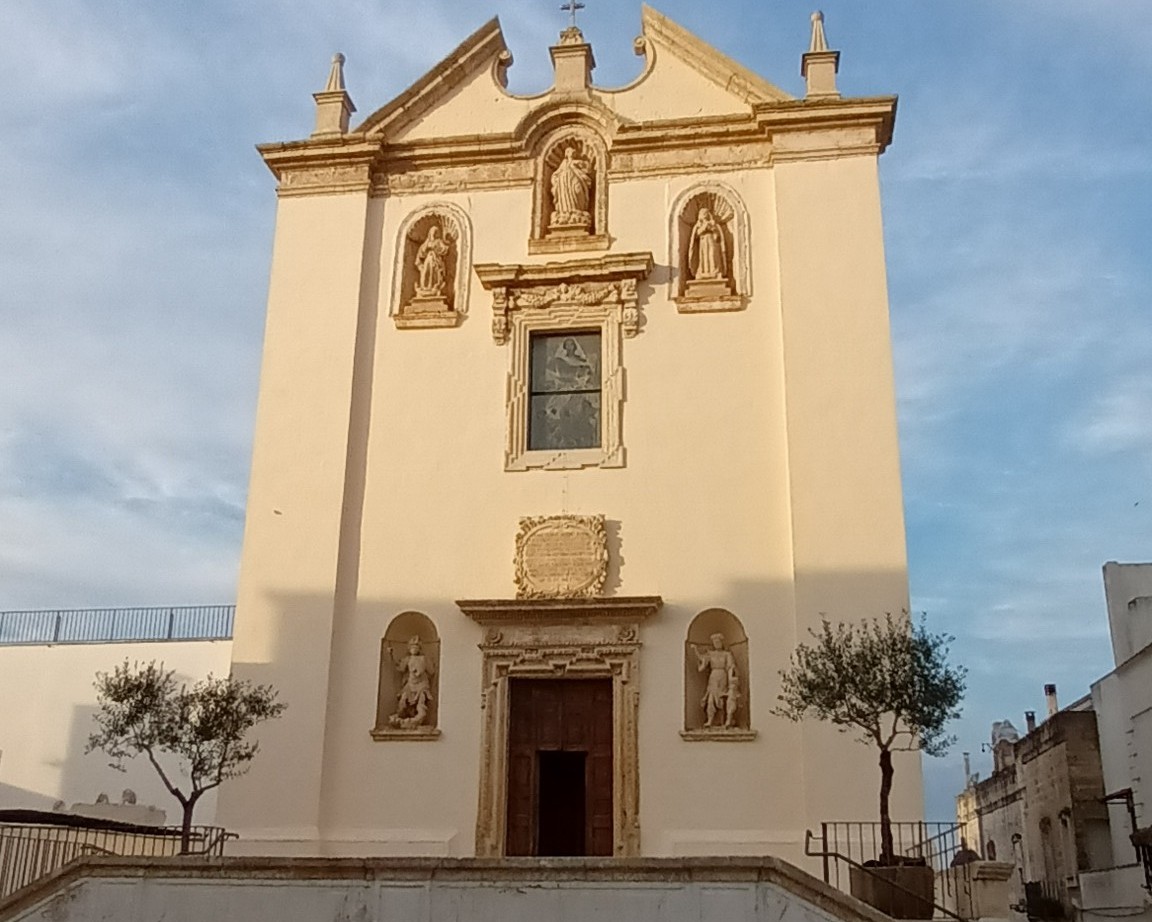 La façade de la chiesa dell'Assunta dans le centre historique de Specchia
