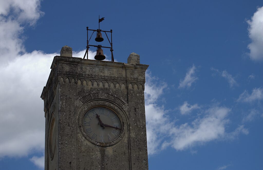 Vue sur le campanile de l'église Santa Maria della Neve dans le village d'Acaya