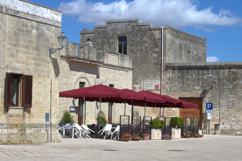 Vue sur le restaurant de la place du château d'Acaya