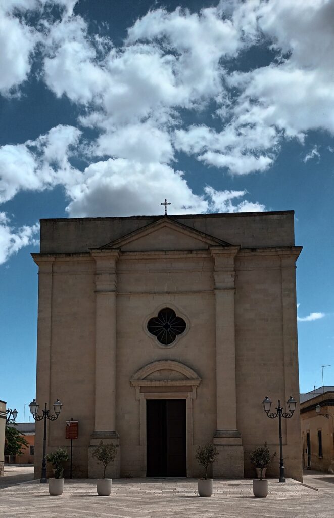 Vue sur la façade de l'église Santa Maria della Neve d'Acaya