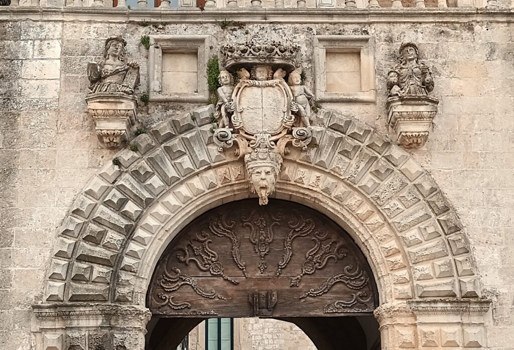 Détail du portail du palais Risolo à Specchia