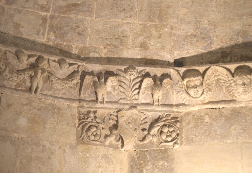Un détail de la frises sculptée dans la tour du château d'Acaya