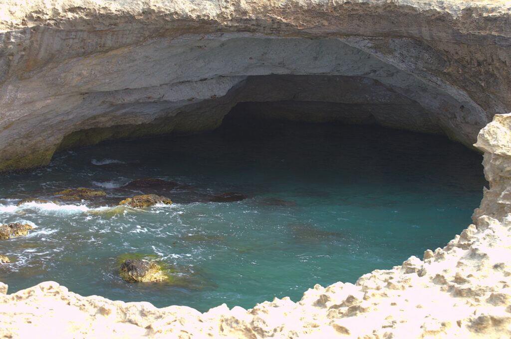 La grotte de la poésie à Roca Vecchia près du ville d'Acaya