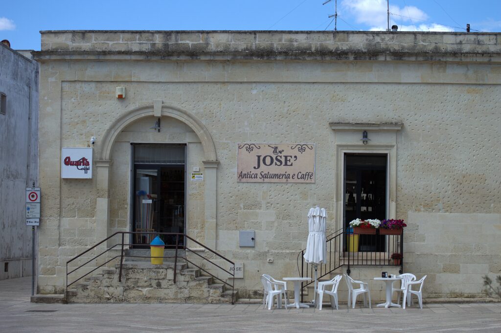Un magasin multi-services dans le centre du village d'Acaya