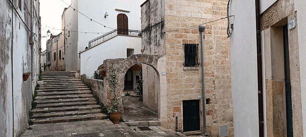 Vue sur une rue avec escalier et les habitations du village de Specchia