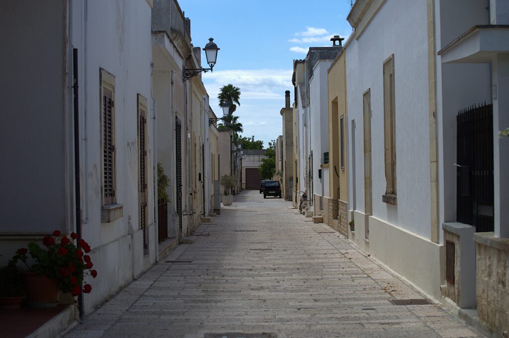Vue sur l'une des 6 rues transversales du village fortifié d'Acaya