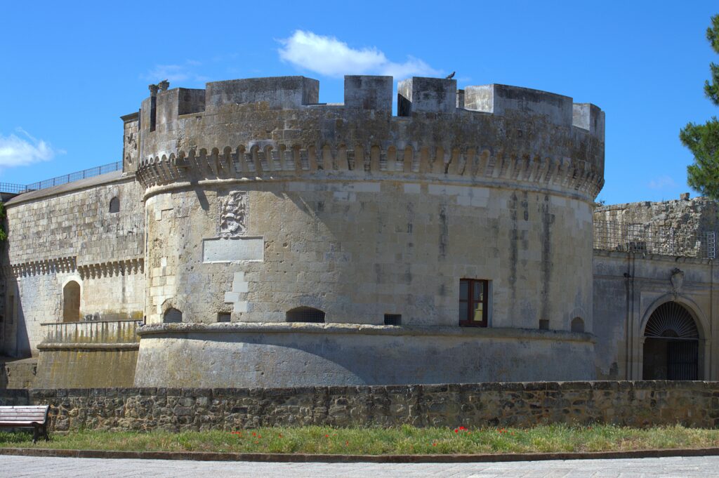 Le château d'Acaya vu de la place