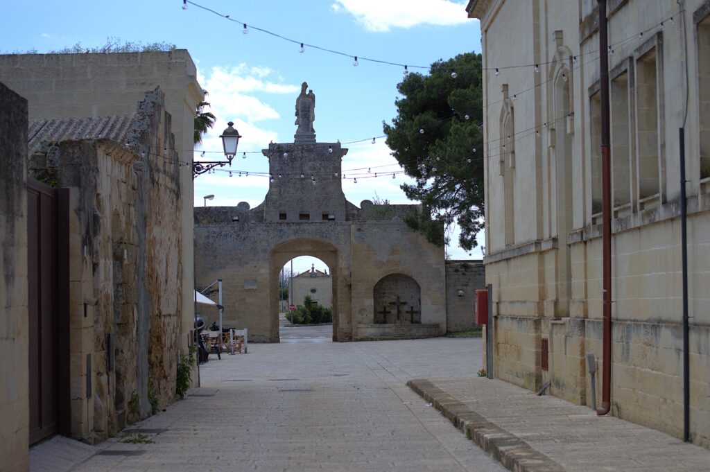 La porte San Oronzo vue d'une des rues du village d'Acaya près de Lecce