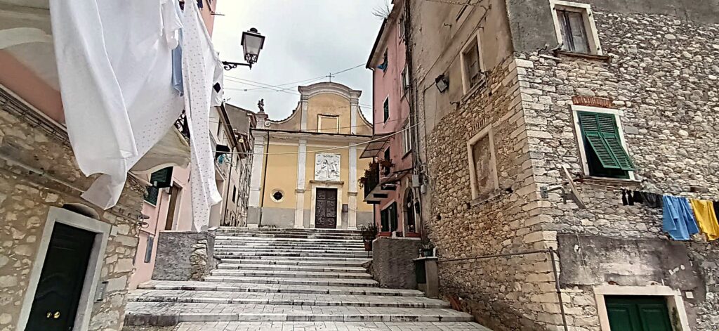 Vue sur une rue avec escalier dans le village de Torano au coeur des carrières de marbre de Carrare