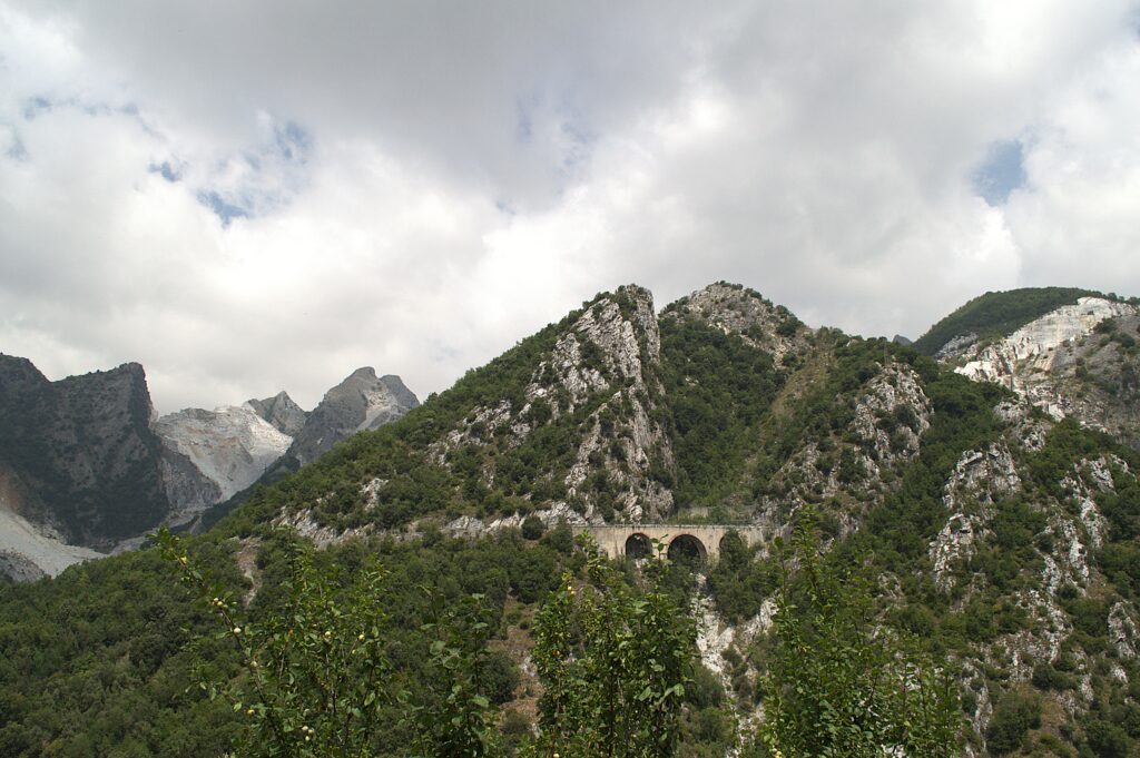Vue sur le pont de Vari, l'ancienne voie ferrée construite pour descendre les blocs de marbre des carrières