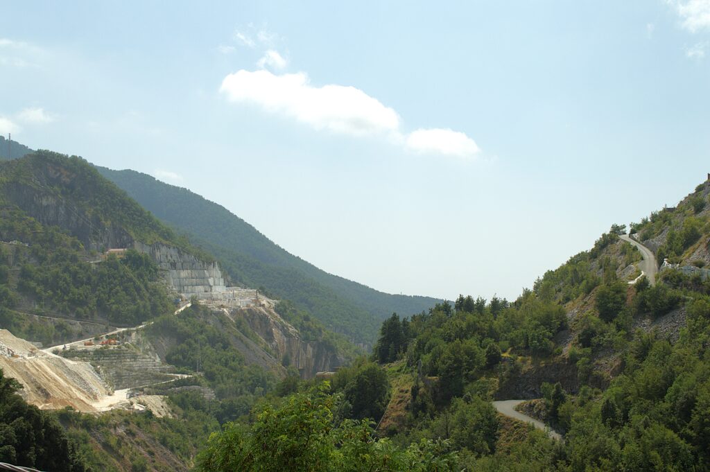 Vue sur les carrières de marbre de Carrare et les routes escarpées pour y accéder