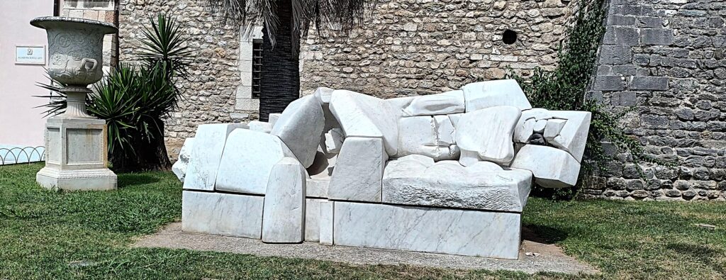 Visiter le musée à ciel ouvert de Carrare avec ses statues exposées dans le centre historique