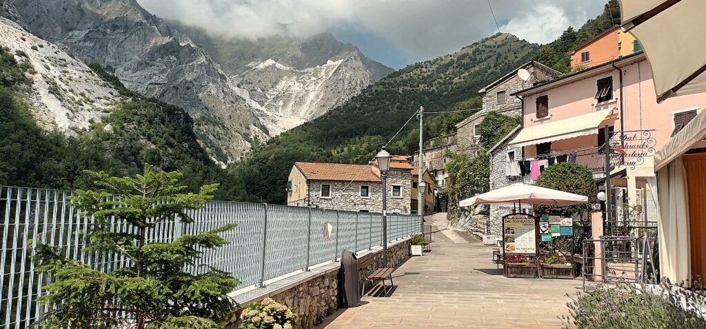 Vue sur une rue de Colonnata, village dans les carrières de marbre de Carrare