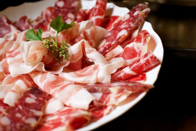 Les spécialités de charcuterie AOP, un incontournable pour une dégustation gourmande à Plaisance