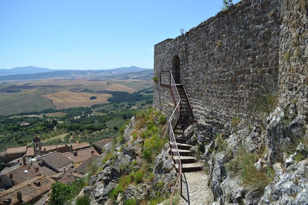 L'escalier donnant l'accès à la forteresse de Castiglione d'Orcia