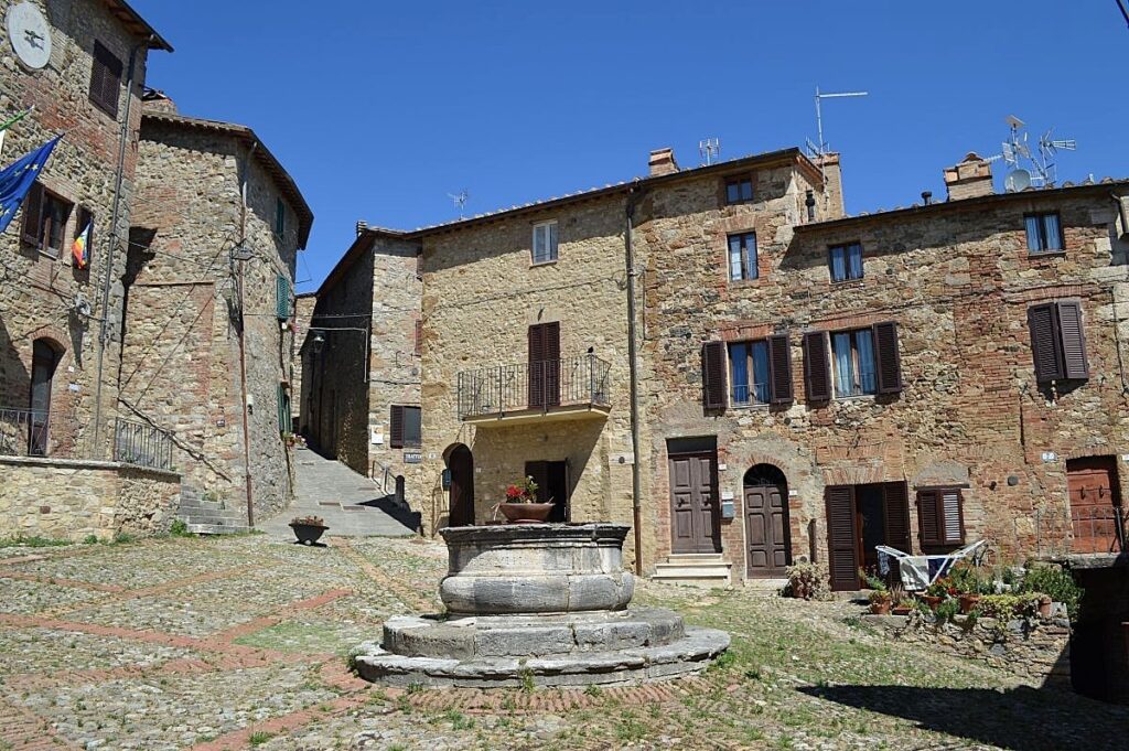 Le puits au centre de la Piazza Vecchietta à Castiglione d'Orcia