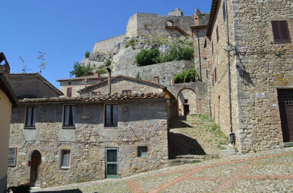 Aperçu sur la forteresse de Castiglione d'Orcia de la Piazza Vecchietta