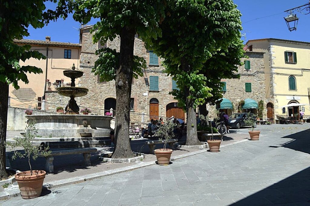 La Piazza dell'Unità, lieu de d'agrégation à Castiglione d'Orcia