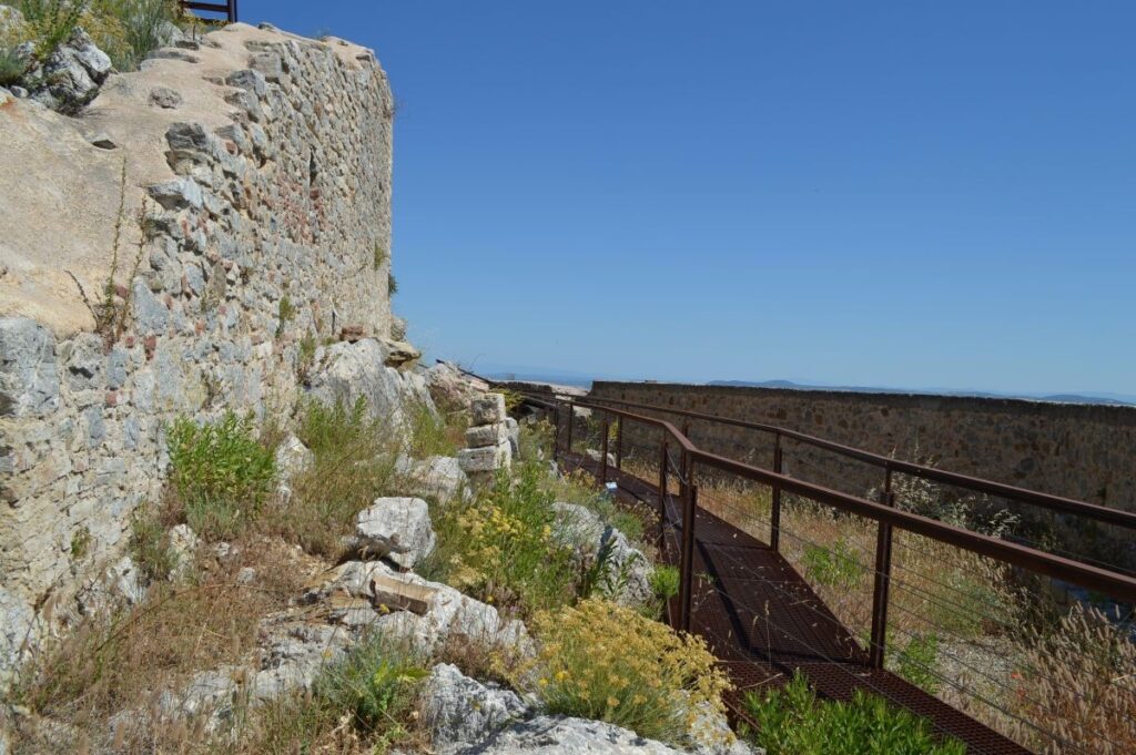 Découvrir les vestiges de la forteresse de Castiglione d'Orcia le long de sa passerelle