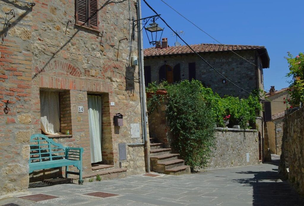 Découvrir Castiglione d'Orcia en flanant dans ses jolies rues fleuries