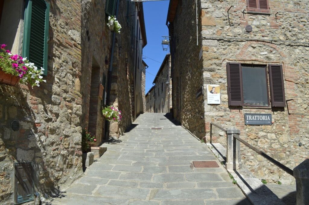 Les maisons en pierre le long d'une rue de Castiglione d'Orcia