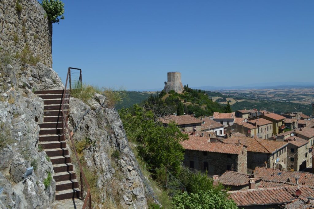 Vue sur les toits de Castiglione d'Orcia en grimpant à la forteresse Aldobrandesca