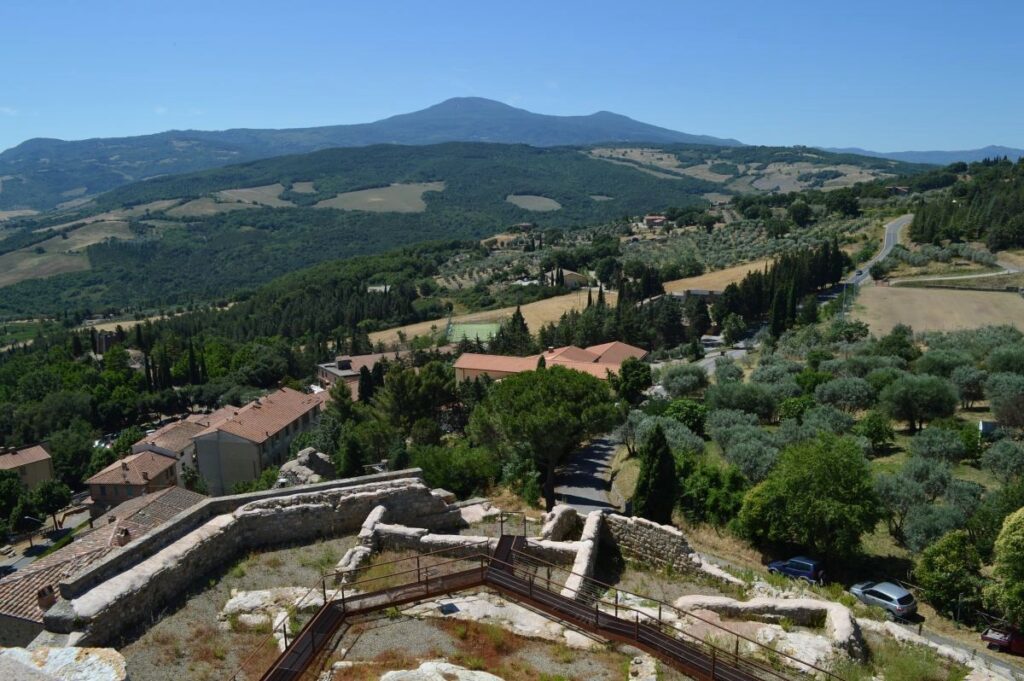 Une vue panoramique du haut de la forteresse Aldobrandesca à Castiglione d'Orcia