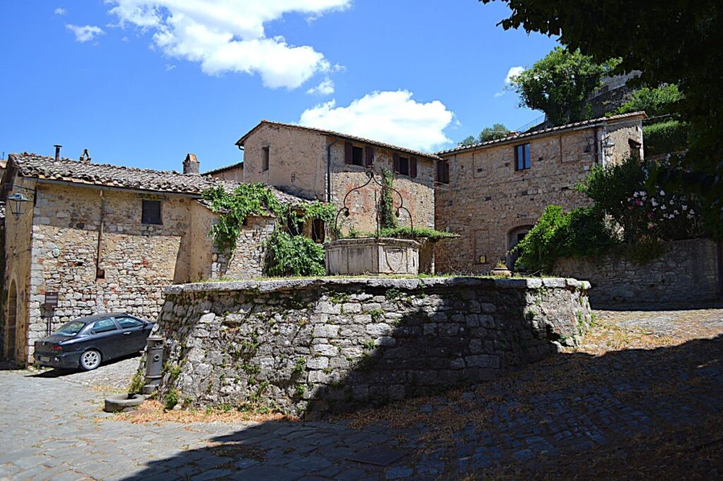 L'immense rèservoir d'eau sur la Piazza della Cisterna à Rocca d'Orcia en Toscane