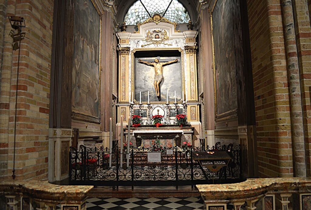 le christ en bois à l'intérieur du Duomo de Crema