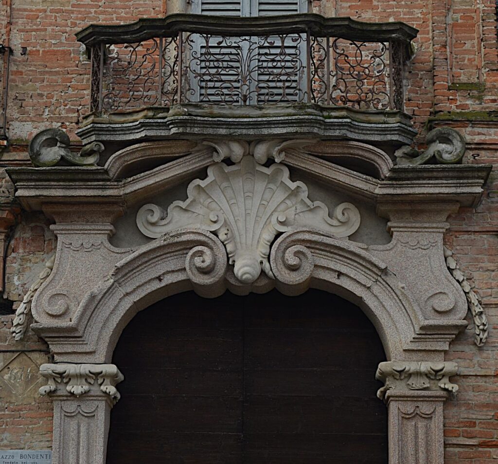 Les armoiries de la famille Bondenti sur le fronton de l'entrée du Palazzo Bondenti-Terni de Gregory à Crema