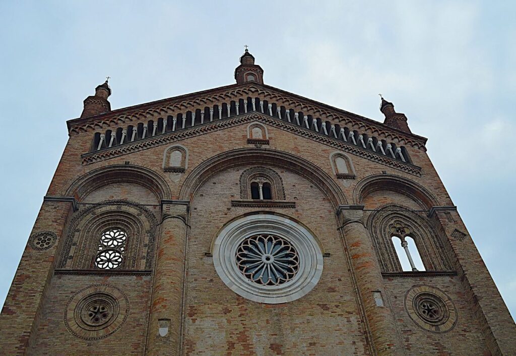 Détail de la façade du duomo de Crema