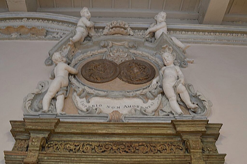 Décoration à l'intérieur du Palazzo Benzoni, devenu la bibliothèque de Crema