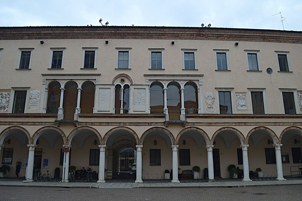 Visiter Crema, c'est découvrir les superbes batisses de Piazza Duomo, dont le Palazzo Comunale